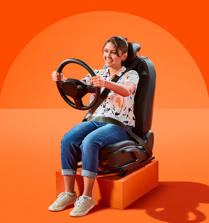 Conductor de Veikul junto a su auto DiDi